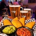 Foto de Combo 1  Empanadas x 6 und  + Jarra 1 L Cerveza Nacional