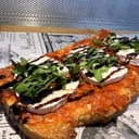 Foto de Tosta de sobrasada, queso de cabra, rúcula y salsa balsámica al Pedro Ximénez