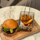 Foto de Hamburguesa Hampton con papas fritas o ensalada