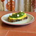 Foto de Tostón de palta y huevos revueltos