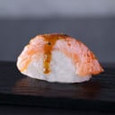 Foto de Niguiri de salmon sellado con togarashi y boru