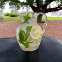 Foto de Jarra de agua saborizada con limón, hierbas de la chacra, menta y romero