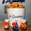 Foto de Balde de Nuggets con papas mas muñeco coleccionable