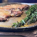 Foto de Chuleta de cerdo / Salsa de ciruela y vino tinto