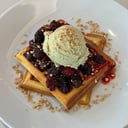 Foto de Waffle con Frutos Rojos y Helado de Pistacho
