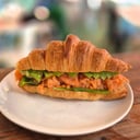 Foto de Croissant Salmón Ahumado, Palta y Rúcula