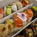 Foto de Box 24 Piezas SELECCIONADAS (6 salmón/6 langostinos/6 vegetarianos/6 calientes de salmón)