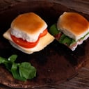 Foto de figacitas pan blanco / negro (pollo , tomate seco y albaca )