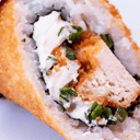 Foto de Hand Rolls Tori: Pollo Teriyaki, Queso Crema, Ciboulette Frito en Panko.