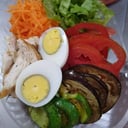 Foto de Ensalada completa de vegetales grillados y pollo