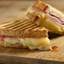Foto de sandwich queso y jamon