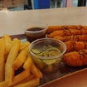 Foto de LANGOSTINO CRUJIENTE CON FRITAS, CON SALSA 5 ESPECIES
