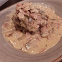 Foto de Bondiola en salsa de tocino ahumado y champiñones