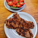 Foto de Bife con ensalada 🥗 