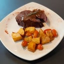 Foto de CORDERO CON PAPAS AL HORNO Y SALSA DEMIGLACE