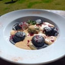 Foto de Sorrentinos de salmón envueltos en masa de tinta de calamar