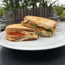 Foto de Tostado con queso, tomate y albahaca (Vegetariano)