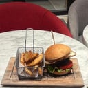 Foto de Hamburguesa Americana con papas fritas o ensalada