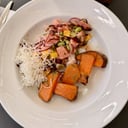 Foto de Ceviche de salmón, pesca blanca y langostinos, con boniatos y aderezo thai (GF*)