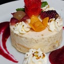 Foto de Entremet  de coco, Duraznos con Salsa de Frutos Rojos, pistacho,  y Chantilly