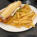 Foto de Sandwich de milanesa completo con papas fritas