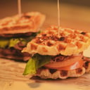 Foto de WAFFLE DE PANDEBONO JAMÓN Y QUESO 