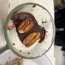 Foto de AMERICANI - coulis de arándanos, gelato de crema americana baño de chocolate amargo y nueces pecan