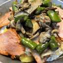 Foto de Huevos rotos ecológicos Rujamar con lomo de orza, setas y espárragos trigueros