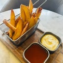 Foto de Papas fritas con alioli y salsa picante