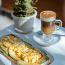 Foto de Tostón con palta y huevo