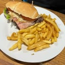 Foto de Chivito canadiense con fritas