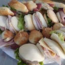 Foto de Bandeja clásica de sándwiches artesanales