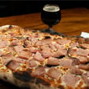 Foto de pizza de jamón ahumado