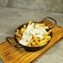 Foto de Papas fritas con salsa de quesos.