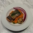 Foto de Trucha de Alicurá sellada al limón con puré de zanahoria al comino, gremolata de almendras 