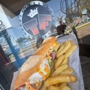 Foto de sandwich de milanesa de carne de lechuga, tomate, jamon, queso, huevo y cheddar.
