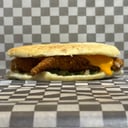 Foto de Hamburguesa de pollo frito CHEDDAR Y PANCETA XL con papas