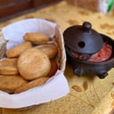 Foto de Sopaipillas con ensalada chilena o chancho en piedra.