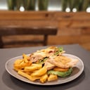 Foto de De pollo completo con guarnición de fritas