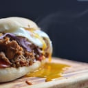 Foto de Sándwich de bondiola braseada y barbacoa