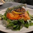 Foto de Salmón grillado c/ salsa Buenos Aires. Guarnición a elección.