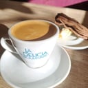 Foto de Porción de bombones y chocolate en rama