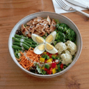 Foto de BOWL DE ENSALADA POLLO