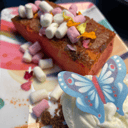 Foto de Brownie cremoso de red velvet con helado de chocolate blanco