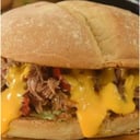 Foto de Sándwich de Bondiola de Cerdo con Cebolla Crocante, Mayonesa de Ajo y Muzzarella