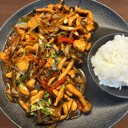 Foto de Wok de pollo con almendras, verdura de temporada y arroz