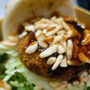 Foto de Pan Bao de tonkatsu de solomillo ibérico, repollo, arroz inflado y su salsa -2 unidades-