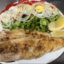 Foto de Pescado a la plancha con guarnición