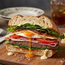 Foto de Sándwich de lomo con cebolla caramelizada acompañada con papas