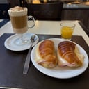 Foto de Capuccino con 2 medialunas con jamón y queso 